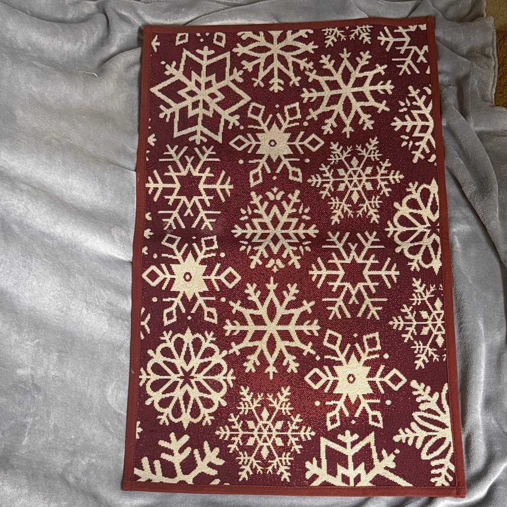 Festive Snowflake Holiday Rug - Red and White wet mat